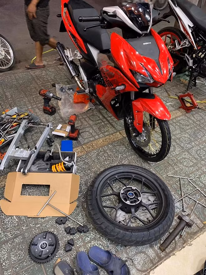 Những phụ kiện độ Honda Winner X này không quá khác biệt so với những món đồ trên xe, vì thế việc thay thế diễn ra khá nhanh chóng. Ước tính chi phí cho tất cả món đồ gắn trên xe là hơn 9 triệu đồng.