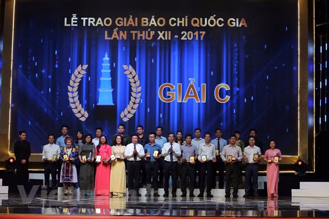 Các tác giả đoạt giải C Giải Báo chí quốc gia 2017. (Ảnh: Minh Sơn/Vietnam+)