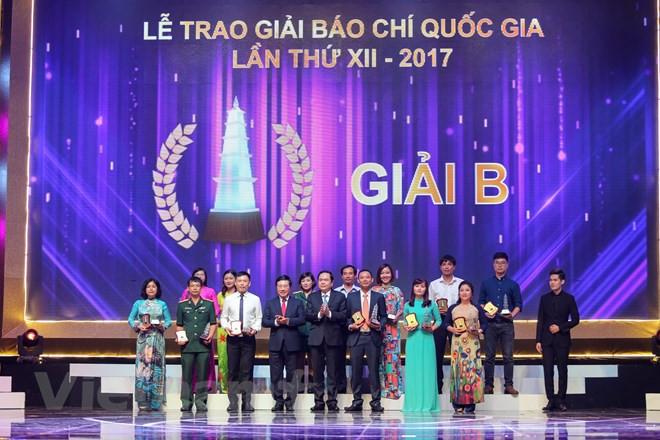 Đây là mùa giải có số lượng tác phẩm dự thi lớn nhất từ trước đến nay (với 1.846 tác phẩm, trong đó có 1.735 tác phẩm đủ điều kiện theo quy định). Giải Báo chí quốc gia lần thứ 12 thu hút sự tham gia của 118 đơn vị cấp hội. Đặc biệt, đây là lần đầu tiên 63/63 hội nhà báo tỉnh/thành phố trong cả nước đều có tác phẩm tham dự giải thưởng, khẳng định sức hút của giải thưởng. (Ảnh: Minh Sơn/Vietnam+)