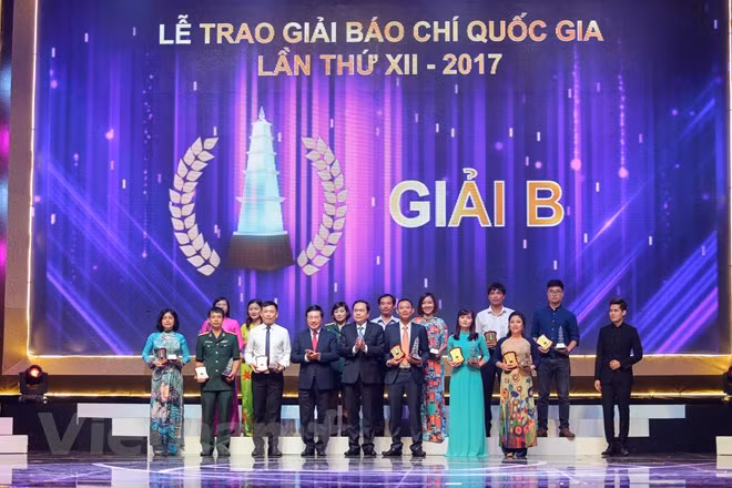 Đây là mùa giải có số lượng tác phẩm dự thi lớn nhất từ trước đến nay (với 1.846 tác phẩm, trong đó có 1.735 tác phẩm đủ điều kiện theo quy định). Giải Báo chí quốc gia lần thứ 12 thu hút sự tham gia của 118 đơn vị cấp hội. Đặc biệt, đây là lần đầu tiên 63/63 hội nhà báo tỉnh/thành phố trong cả nước đều có tác phẩm tham dự giải thưởng, khẳng định sức hút của giải thưởng. (Ảnh: Minh Sơn/Vietnam+)