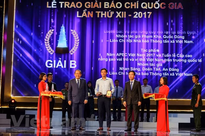 Tác phẩm 'Năm APEC Việt Nam 2017 và Tuần lễ Cấp cao nâng cao vai trò và vị thế Việt Nam trên trường quốc tế' của nhóm tác giả thuộc Thông tấn xã Việt Nam đã vinh dự nhận giải B. (Ảnh: Minh Sơn/Vietnam+)