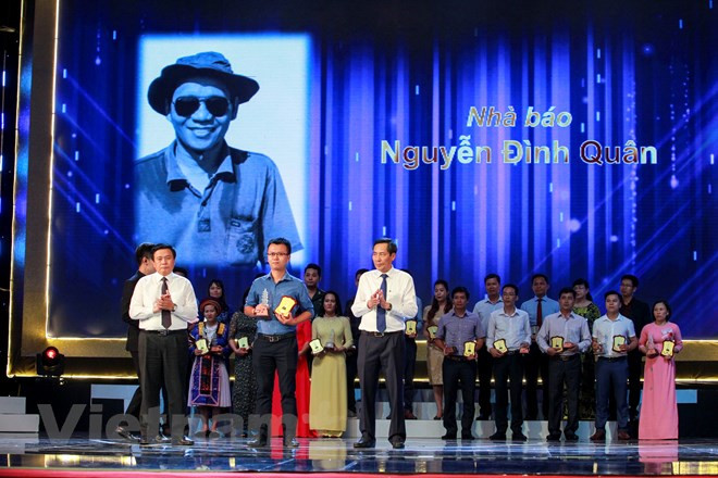 Trong các tác giả đoạt giải C có nhà báo Nguyễn Đình Quân, phóng viên thường trú báo Tiền Phong tại Khánh Hòa đã không may qua đời trong một vụ tai nạn giao thông. Con trai ông đã lên nhận giải cũng như nhận sự tri ân của những đồng nghiệp. (Ảnh: Minh Sơn/Vietnam+)