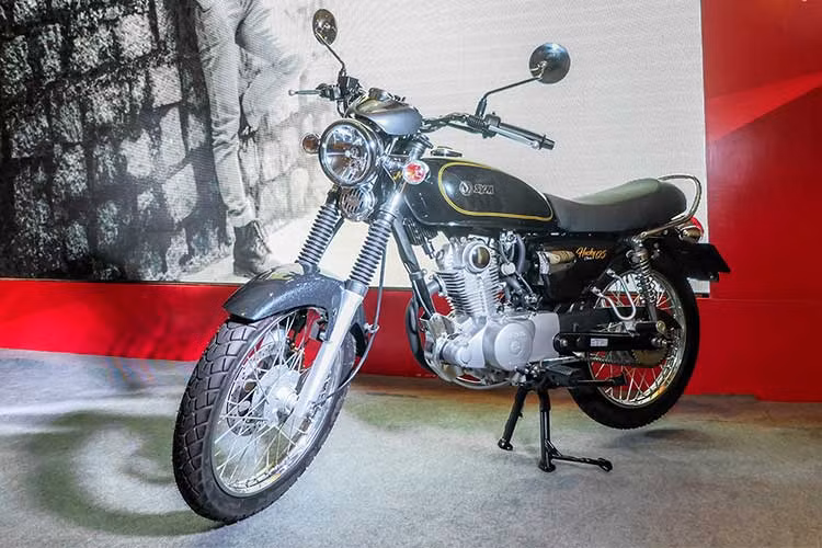 Hãng xe máy SYM tại Việt Nam vừa chính thức ra mắt mẫu xe môtô SYM Husky 125 Classic côn tay mang kiểu dáng cổ điển. Trước đó, trong khuôn khổ Triển lãm Mô tô Xe máy Việt Nam 2017 diễn ra vào tháng 5/2017, mẫu xe côn tay này từng xuất hiện, nhưng với tên gọi Wolf 125.