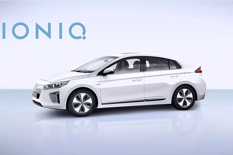 Ngoài ra, hãng xe ôtô Hyundai cũng bổ sung thêm 3 phối màu ngoại thất cho Ioniq 2020 bao gồm màu trắng kim loại Fluidic Metal, màu xám Electric Shadow và màu vàng Liquid Sand. Các số đo kích thước của Ioniq 2020 đều thừa hưởng từ đời trước: dài 4.470 mm, rộng 1.820 mm và cao 1.460 mm. Xe có chiều dài cơ sở 2.700 mm.