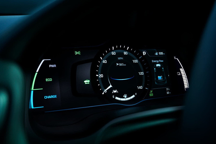 Bên cạnh đó, Ioniq 2020 còn có nội thất bọc da, ghế lái điều chỉnh điện 8 hướng, bảng đồng hồ kỹ thuật số, hệ thống khởi động bằng nút bấm, bộ sạc điện thoại không dây Qi và hệ thống âm thanh cao cấp Infinity.