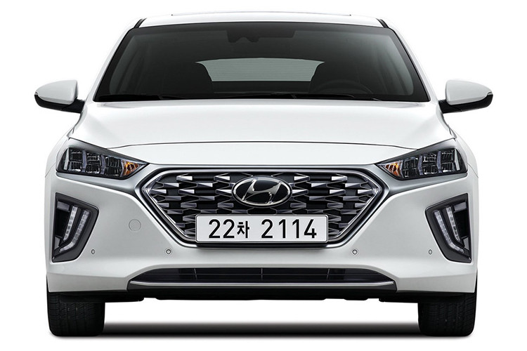 Hyundai không công bố thông số về hiệu suất của Ioniq 2020. Do đây chỉ là phiên bản nâng cấp giữa vòng đời nên có thể Ioniq Hybrid 2020 sẽ sử dụng hệ động lực của đời 2019. Ioniq 2019 sử dụng một động cơ xăng 4 xy-lanh 1.6L kết hợp một động cơ điện cho ra tổng công suất 140 mã lực và mô-men xoắn 265 Nm. Trong khi đó, Ioniq Electric có công suất 120 mã lực và mô-men xoắn cực đại 295 Nm.
