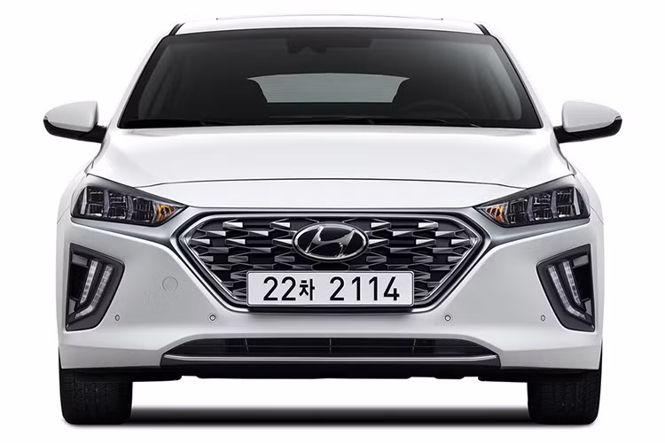 Hyundai không công bố thông số về hiệu suất của Ioniq 2020. Do đây chỉ là phiên bản nâng cấp giữa vòng đời nên có thể Ioniq Hybrid 2020 sẽ sử dụng hệ động lực của đời 2019. Ioniq 2019 sử dụng một động cơ xăng 4 xy-lanh 1.6L kết hợp một động cơ điện cho ra tổng công suất 140 mã lực và mô-men xoắn 265 Nm. Trong khi đó, Ioniq Electric có công suất 120 mã lực và mô-men xoắn cực đại 295 Nm.