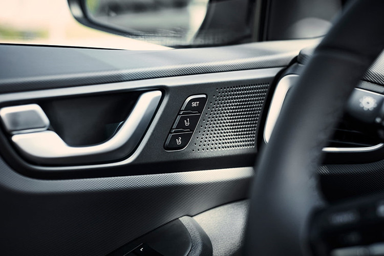 Ở chế độ lái Green-zone, Ioniq có thể hỗ trợ người lái chuyển đổi sang sử dụng năng lượng điện ở những địa hình đã được chỉ định. Theo Hyundai, Ioniq 2020 là mẫu xe đầu tiên trên thế giới có khả năng lái với một bàn đạp đi kèm hệ thống tái tạo năng lượng thông minh từ phanh Smart Regenerative Braking.