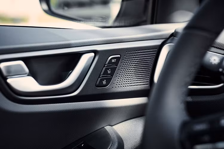 Ở chế độ lái Green-zone, Ioniq có thể hỗ trợ người lái chuyển đổi sang sử dụng năng lượng điện ở những địa hình đã được chỉ định. Theo Hyundai, Ioniq 2020 là mẫu xe đầu tiên trên thế giới có khả năng lái với một bàn đạp đi kèm hệ thống tái tạo năng lượng thông minh từ phanh Smart Regenerative Braking.