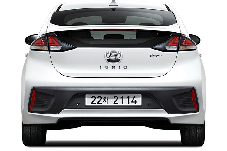 Chế độ lái Eco+ mới được bổ sung cho Ioniq, giúp tối ưu năng lượng còn lại trong những tình huống khẩn cấp. Chế độ Utility cho phép người dùng truy cập nhiều chức năng khác nhau trên xe ngay cả khi tắt động cơ. Hyundai sẽ mang Ioniq 2020 đến với triển lãm Geneva Motor Show vào tháng 3 tới. Theo hãng xe Hàn, 2 phiên bản hybrid sẽ được bán ra trước, sau đó sẽ đến phiên bản Electric.