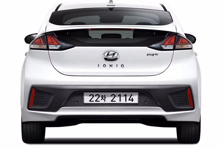 Chế độ lái Eco+ mới được bổ sung cho Ioniq, giúp tối ưu năng lượng còn lại trong những tình huống khẩn cấp. Chế độ Utility cho phép người dùng truy cập nhiều chức năng khác nhau trên xe ngay cả khi tắt động cơ. Hyundai sẽ mang Ioniq 2020 đến với triển lãm Geneva Motor Show vào tháng 3 tới. Theo hãng xe Hàn, 2 phiên bản hybrid sẽ được bán ra trước, sau đó sẽ đến phiên bản Electric.