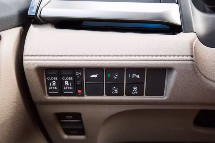 Ngoài ra, mẫu minivan này còn sở hữu công nghệ CabinWatch đáng chú ý. Công nghệ này cho phép lái xe và hành khách phía trước có thể quan sát được hành khách ở hàng ghế thứ hai và thứ ba, thông qua màn hình giải trí 8 inch thu thập hình ảnh từ một camera gắn trên trần xe. 