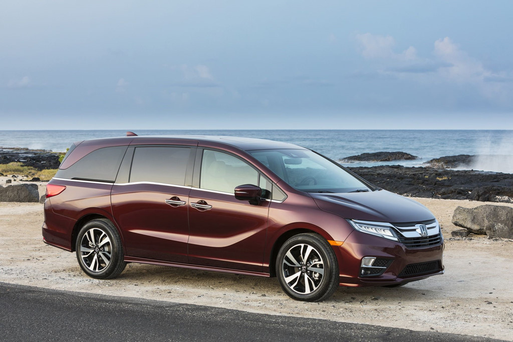 Honda Odyssey bản 2019 có chiều dài 4.830 mm, rộng 1.820 mm và cao 1.695 mm. Xe trang bị lưới tản nhiệt màu đen ẩn sau khe tản nhiệt chính mạ chrome. Đèn sương mù, đèn pha và đèn hậu đều là dạng đèn LED.