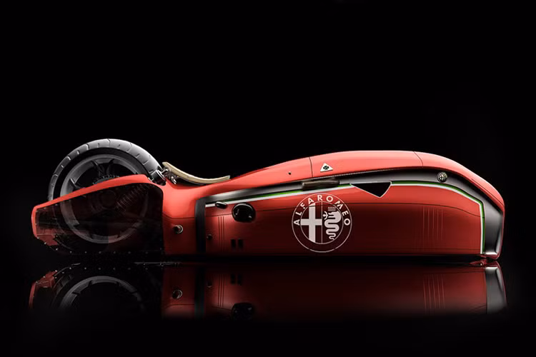 Siêu môtô Alfa Romeo Spirito là đây ư...? Điểm kỳ dị ở concept này là nó chỉ có một bánh sau duy nhất. Phần đầu xe kéo dài chứa đựng động cơ của xe và bao bọc lớp sơn đỏ đặc trưng của Alfa Romeo. 