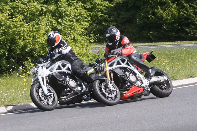 Siêu môtô Ariel Ace sử dụng động cơ V4 dung tích 1237cc của Honda VFR1200F, bộ khung mắt cáo tuyệt đẹp cùng những trang bị tối tân như phuộc Ohlins… Mọi thứ đều hoàn hảo duy chỉ có giá bán thì đắt một cách không tưởng lên đến 25.904 USD.