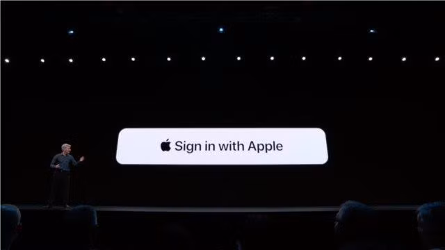 “Sign in with Apple” bảo mật và thuận tiện. Tính năng “Đăng nhập với ID Apple cho phép đăng ký nhanh dịch vụ, ứng dụng bên thứ ba mà không phải điền thêm thông tin. Người dùng có thể chọn chia sẻ email hoặc không. Một hòm thư ảo sẽ được tạo để chuyển tiếp email của nhà phát triển tránh việc lộ địa chỉ chính. Ảnh: Business Insider.
