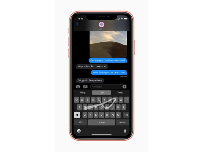 Thao tác vuốt trên bàn phím iPhone. Đây là tính năng mà người dùng iOS chờ đợi đã lâu. Giờ đây, bạn có thể vuốt để nhập văn bản thay vì phải nhấc ngón tay và nhấn vào từng phím. Hệ thống máy học của Apple sẽ nhận diện các đường vẽ và chuyển đổi thành ký tự tương ứng. Tính năng QuickPath Typing trên iOS 13 giúp thao tác một tay dễ dàng hơn. Ảnh: Apple.