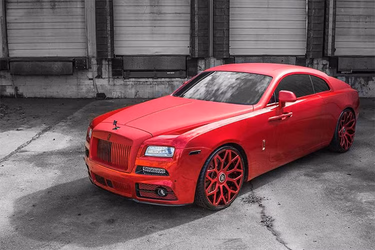 Siêu xe sang Rolls-Royce Wraith sinh ra vốn dĩ đã là 1 chiếc xe hoàn hảo với ngoại hình của chiếc Coupe thể thao, nhưng bên trong khoang lái lại sở hữu nội thất quý tộc thường thấy trên những chiếc xe sang Anh quốc.