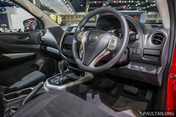 Bước vào không gian nội thất, mẫu xe bán tải Nissan Navara 2019 vẫn sở hữu thiết kế gọn gàng và đơn giản như những "người anh em" từ Nissan khác. Có vẻ như phiên bản Black Edition vẫn là điểm nhấn của Navara 2019 với nội thất 2 tông màu đen - cam nổi bật.