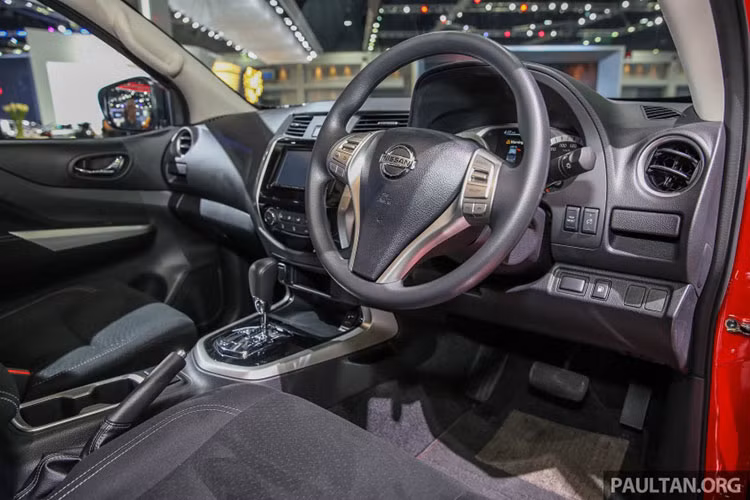 Bước vào không gian nội thất, mẫu xe bán tải Nissan Navara 2019 vẫn sở hữu thiết kế gọn gàng và đơn giản như những "người anh em" từ Nissan khác. Có vẻ như phiên bản Black Edition vẫn là điểm nhấn của Navara 2019 với nội thất 2 tông màu đen - cam nổi bật.