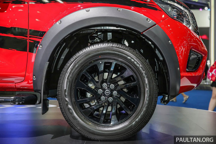 Mâm xe hợp kim 18inch đa chấu sơn màu đen, tay nắm cửa mạ crom, gương chiều hậu chỉnh/gập điện tích hợp xi nhan báo rẽ, phần hốc bánh xe cao giúp chiếc xe di chuyển linh hoạt hơn trên nhiều dạng địa hình khác nhau và trông ngầu hơn đối với một mẫu xe địa hình thực thụ.