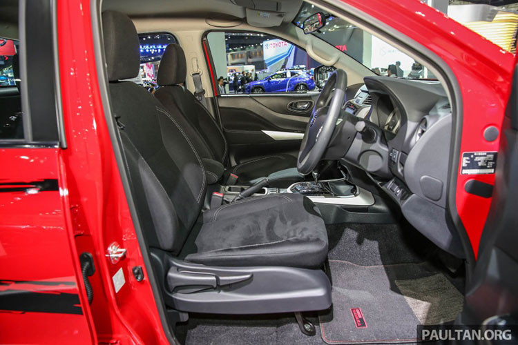 Điểm đáng chú ý nhất trên phiên bản 2019 chính là phần trang bị đi kèm. Theo đó, Nissan đã rất "hào phóng" khi trang bị trên Navara 2019 nhiều option đáng giá như hệ thống camera toàn cảnh 360, hệ thống thông tin giải trí New NissanConnect cùng màn hình cảm ứng 8 inch có định vị.