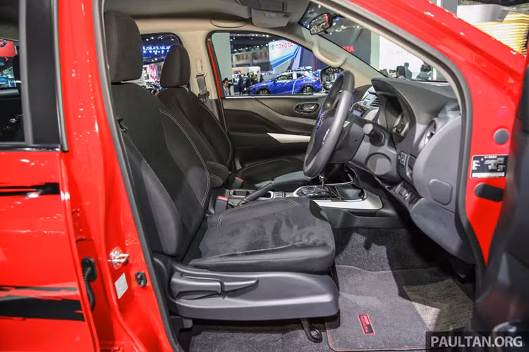 Điểm đáng chú ý nhất trên phiên bản 2019 chính là phần trang bị đi kèm. Theo đó, Nissan đã rất "hào phóng" khi trang bị trên Navara 2019 nhiều option đáng giá như hệ thống camera toàn cảnh 360, hệ thống thông tin giải trí New NissanConnect cùng màn hình cảm ứng 8 inch có định vị.