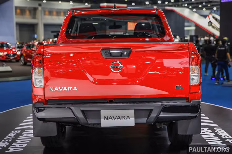 Hai bên hông được bổ sung thêm bộ tem Black Edition nhằm phân biệt với phiên bản thường. Phần sau với các chi tiết còn lại được giữ nguyên.