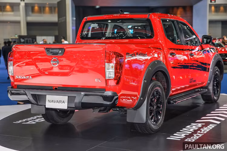Về thiết kế tổng thể, Nissan Navara 2019 bản nâng câp không có sự thay đổi nào rõ rệt so với phiên bản trước. Thay vào đó chỉ là những chi tiết nhỏ được tinh chỉnh lại cho cái nhìn mạnh mẽ, nổi bật hơn.