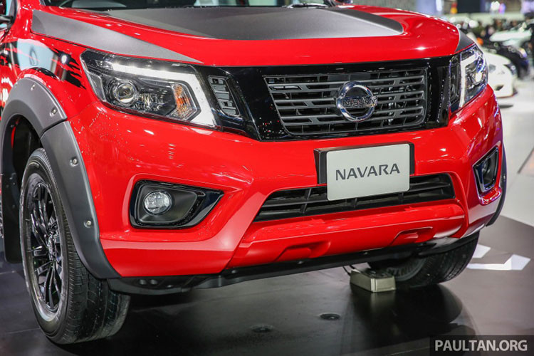 Cản trước được tái thiết kế bằng một tấm nhựa tổng hợp với những đường dập nổi bao trọn từ phần biển số tràn sang 2 bên hông gần với đèn sương mù, giúp xe trông thể thao hơn hẳn.