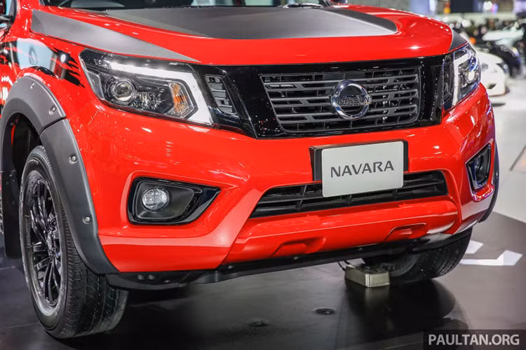 Cản trước được tái thiết kế bằng một tấm nhựa tổng hợp với những đường dập nổi bao trọn từ phần biển số tràn sang 2 bên hông gần với đèn sương mù, giúp xe trông thể thao hơn hẳn.