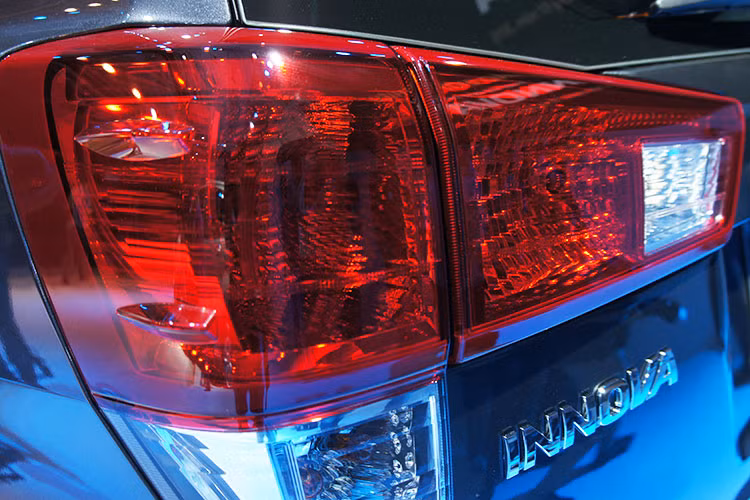 Cụm đèn hậu được thiết kế hoàn toàn mới. Kích thước đèn cũng lớn hơn so với các mẫu Innova hiện nay và các cản sau cũng được tân trang lại.