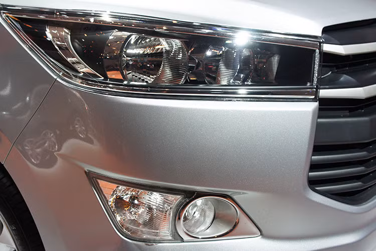 Toyota Innova phiên bản 2016 được trang bị đèn pha halogen - đã được nâng cấp thành đèn pha LED projector trên Innova V với chức năng tự động bật/tắt, tự động điều chỉnh góc chiếu ALS.