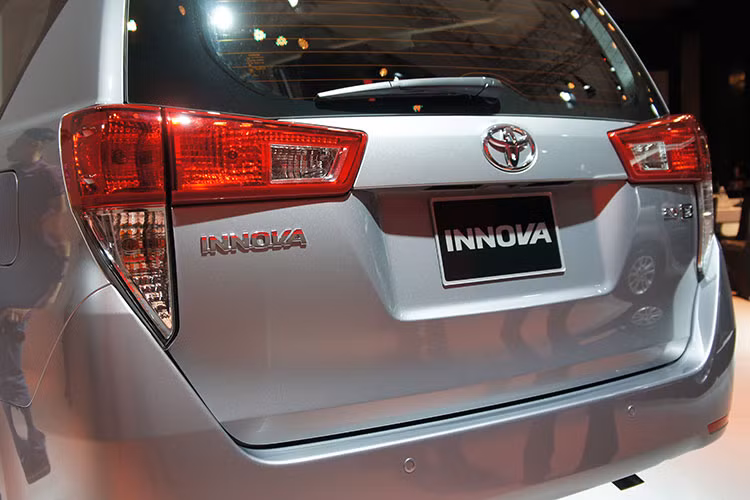 Phía sau xe đã có những thay đổi khá nổi bật so với trước. Đuôi xe được vuốt dài hơn về phía sau, tăng không gian cho người ngồi hàng ghế thứ 3.