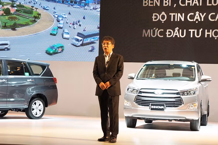 Innova 2016 được bán ra tại các đại lý Toyota trên toàn quốc từ hôm nay, 18/7, với giá công bố của Innova 2.0E là 793 triệu đồng, Innova 2.0G là 859 triệu đồng và Innova 2.0V là 995 triệu đồng, đã gồm thuế VAT. Xe được bảo hành 3 năm hoặc 100.000 km.