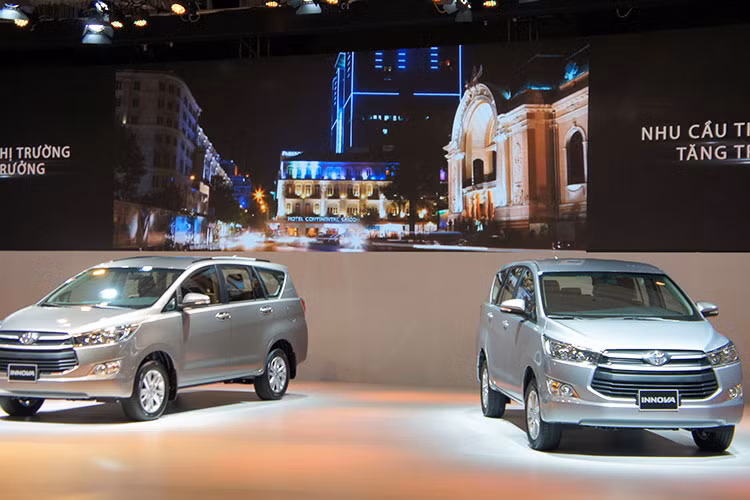 So với thế hệ cũ, Toyota Innova 2016 có hàng loạt nâng cấp mà phiên bản cao cấp nhất là Innova V được nhà sản xuất này nâng cấp nhiều nhất.