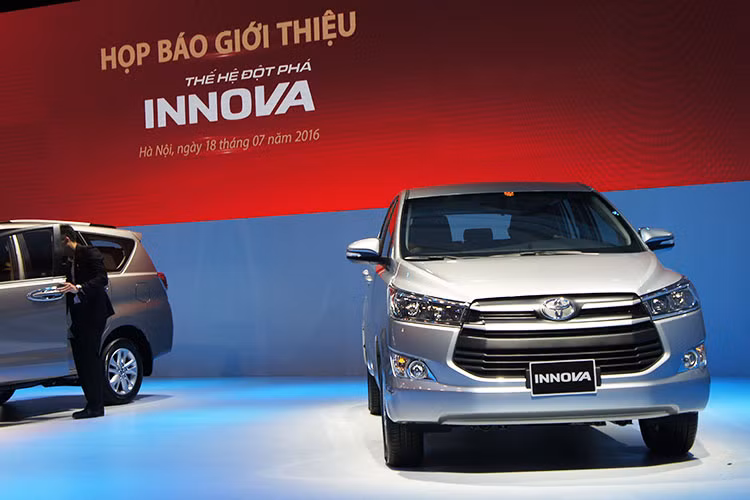 Nhờ những cải tiến mới từ hãng xe Nhật Bản, mức tiêu hao nhiên liệu của 2 phiên bản số tự động giảm mạnh tới 2,1 lít/100 km, xuống mức trung bình chỉ 9,1 lít/100 km theo công bố của Toyota. Bản số sàn Innova E cũng giảm từ 10,7 lít/100 km xuống 9,7 lít/100 km.