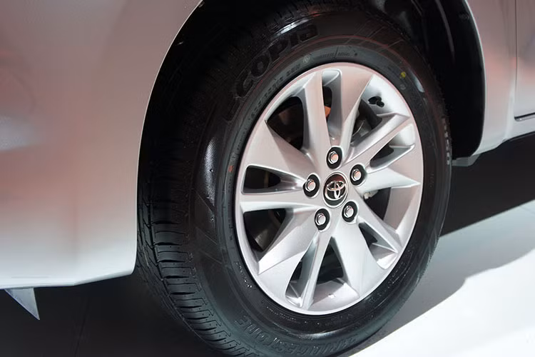 Phiên bản Innova E nay đã có đèn sương mù trước. Lốp xe cũng lớn hơn, từ loại 15 inch lên 17 inch ở bản Innova V và lên 16 inch ở 2 bản còn lại.