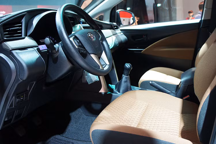 Bên trong nội thất của Innova phiên bản 2016 được nâng cấp cho cả 3 phiên bản E, G và V bao gồm vô lăng chỉnh 4 hướng, tích hợp nút điều khiển âm thanh, điện thoại rảnh tay; tựa đầu cho tất cả các ghế...