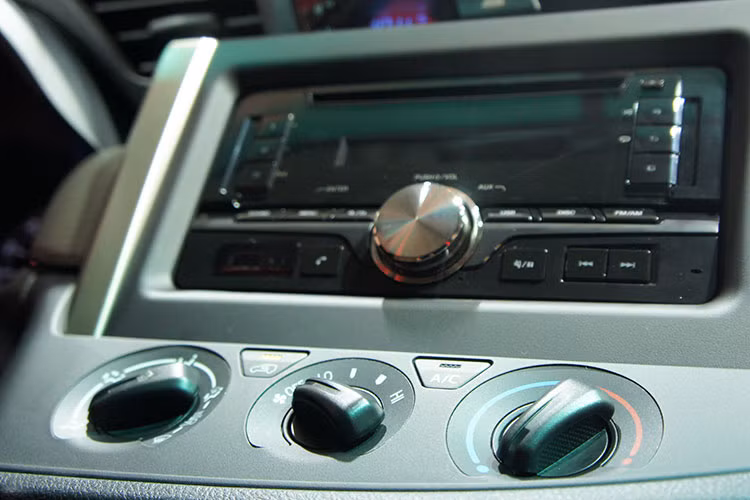 Hệ thống âm thanh của bản cao cấp nhất Innova V lần đầu tiên có các kết nối blutooth, HDMI, Wifi và điều khiển bằng giọng nói, ghế lái chỉnh điện 8 hướng thay cho chỉnh tay 6 hướng trước đây - còn trên phiên bản E hệ thống giải trí khá sơ sài ngược lại so với bản V (ảnh).