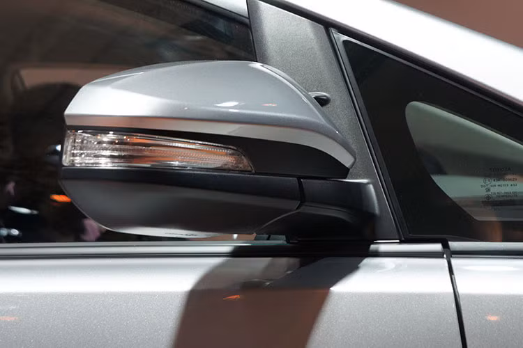 Gương chiếu hậu được trang bị điều khiển điện, tích hợp đèn báo rẽ LED. Ở 2 bản cao hơn là Innova V và Innova G có gương ngoài xe được gập điện, đèn chào (welcome light), riêng gương Innova V còn được mạ crôm.