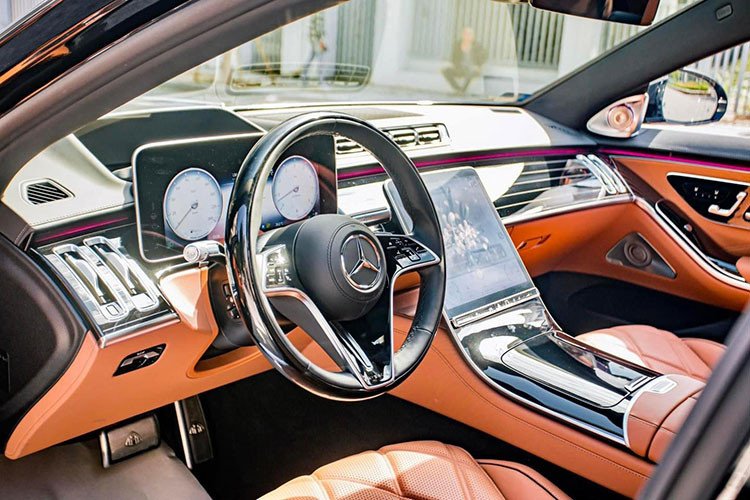 Những trang bị tiêu chuẩn trên Maybach S680 là hệ thống treo khí nén AirMatic, đánh lái bánh sau, tay nắm cửa dạng ẩn. Bên trong, không gian khoang lái có cách sắp xếp tương tự như những "người anh em" nhà Mercedes-Maybach nhưng vật liệu sử dụng cao cấp hơn. Cảm hứng thiết kế từ những chiếc du thuyền hạng sang được Mercedes tái hiện trên mẫu sedan cao cấp nhất của hãng Đức.