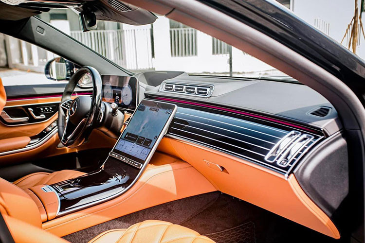 Ngoài ra, hai ghế thương gia của Mercedes-Maybach S680 2022 còn có bàn gập ở trung tâm bệ tỳ tay, hộc đựng ly, ngăn chứa đồ, màn hình giải trí riêng, rèm che nắng, tai nghe không dây, chỉnh vị trí ghế trước... 