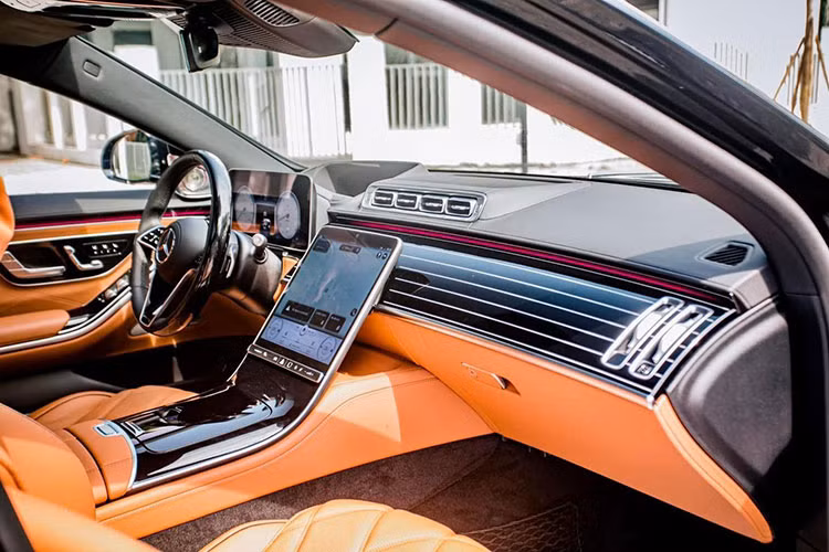 Ngoài ra, hai ghế thương gia của Mercedes-Maybach S680 2022 còn có bàn gập ở trung tâm bệ tỳ tay, hộc đựng ly, ngăn chứa đồ, màn hình giải trí riêng, rèm che nắng, tai nghe không dây, chỉnh vị trí ghế trước... 