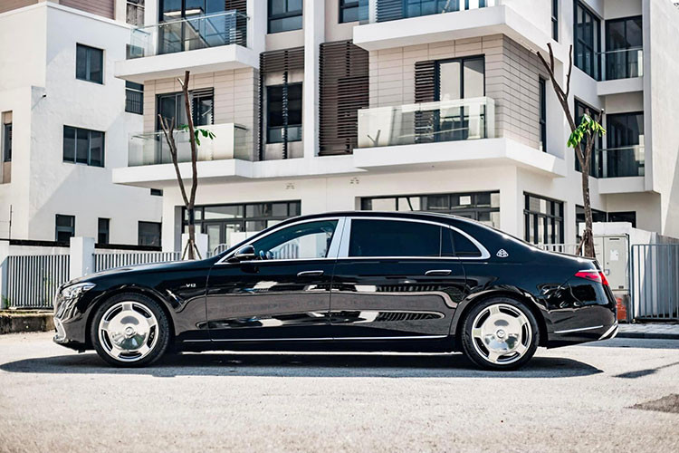 Mới đây nhất, một chiếc Mercedes-Maybach S680 2022 siêu sang đã cập bến showroom xe sang tại Hà Nội. Đây là chiếc sedan siêu sang nhập khẩu Đức duy nhất hiện nay dùng động cơ V12 của thương hiệu ngôi sao ba cánh su khi Mercedes khai tử S65 AMG.