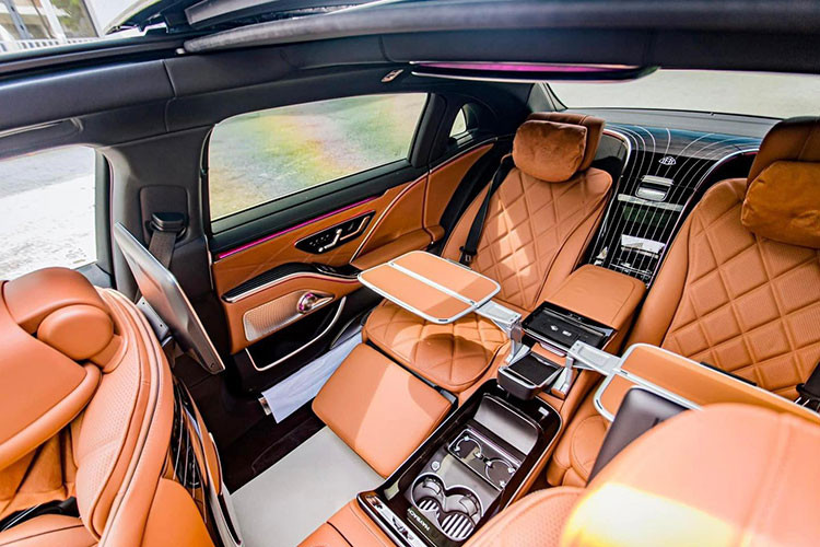 Bảng táp-lô của xe được ốp gỗ cao cấp, phối sợi kim loại theo chiều ngang hoặc dọc. Trong khi đó, vô-lăng phong cách điệu đà nhất từ trước đến nay. Hai màn hình kỹ thuật số, một kích thước 12,3 inch sau vô-lăng, một 12,8 inch đặt dọc.