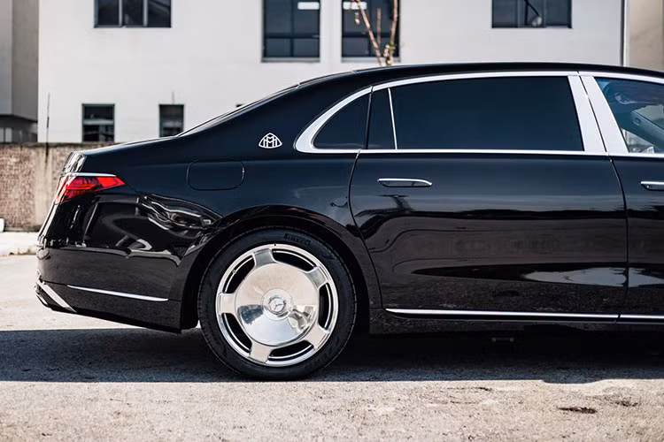 Xe sở hữu nhiều chi tiết đặc trưng như lưới tản nhiệt thanh dọc độc quyền cùng logo Maybach, hốc hút gió phía trước to bản, cản trước sửa đổi, nhiều đường viền mạ crome xung quanh hay tay nắm cửa dạng ẩn. Làm tròn diện mạo sang trọng và thanh lịch cho S680 là bộ mâm cơ lớn 21 inch sáng loáng.