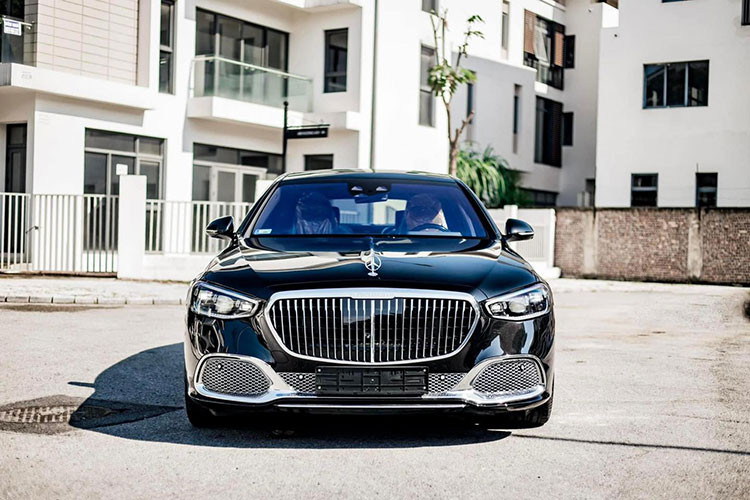 Mức giá xe Mercedes-Maybach S680 2022 này được doanh nghiệp tư nhân nhập về chào bán với mức 24 tỷ đồng (đắt hơn chính hãng tới gần 10 tỷ). Một phần đến từ việc xe dùng động cơ V12 6.0L chịu mức thuế tiêu thụ đặc biệt khá cao. Với động cơ có dung tích xi-lanh gần 6.000cc, mẫu xe này phải chịu mức thuế tiêu thụ đặc biệt là 130%.