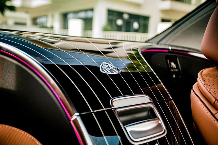 Xe sở hữu không gian rộng rãi với hai ghế hạng thương gia phía sau. Nhìn vào bảng danh sách các tiện nghi, hành khách có thể khó nắm bắt được hết những gì có trên xe. Một số chức năng nổi bật như ghế massage (bao gồm cả ở vị trí bắp chân), thông hơi, làm mát, sưởi, ghế trước bên phụ có thể chỉnh sát về phía táp-lô để tăng không gian duỗi chân.