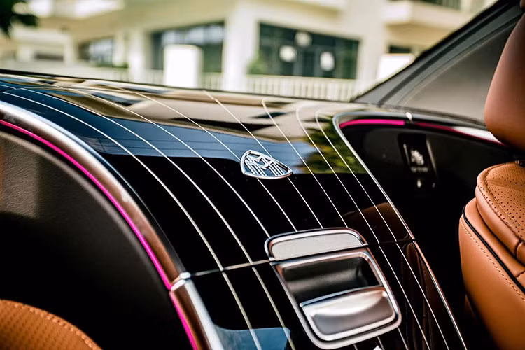 Xe sở hữu không gian rộng rãi với hai ghế hạng thương gia phía sau. Nhìn vào bảng danh sách các tiện nghi, hành khách có thể khó nắm bắt được hết những gì có trên xe. Một số chức năng nổi bật như ghế massage (bao gồm cả ở vị trí bắp chân), thông hơi, làm mát, sưởi, ghế trước bên phụ có thể chỉnh sát về phía táp-lô để tăng không gian duỗi chân.